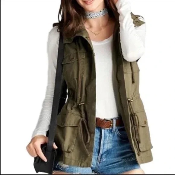 Rue21 Jackets & Blazers - Rue21 Green Utility Vest with Collar and Faux Fur Lining